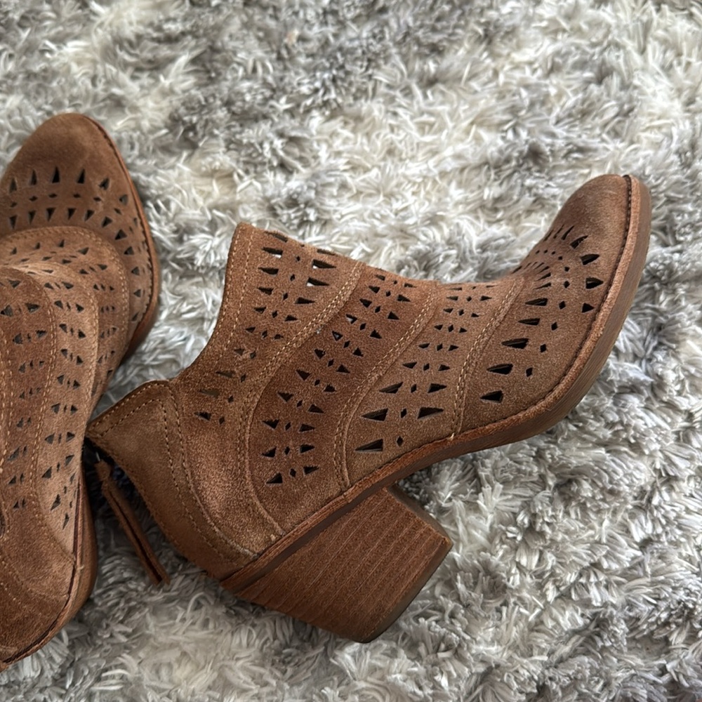 Sofft Westwood II 2 Pergorated Ankle Booties - Picture 8 of 10